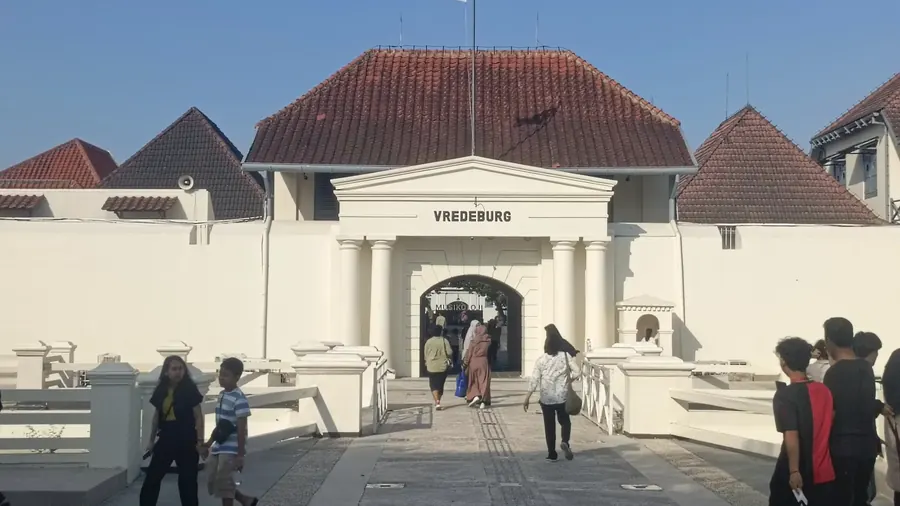 Pengunjung berjalan menuju gerbang Museum Benteng Vredeburg Yogyakarta.