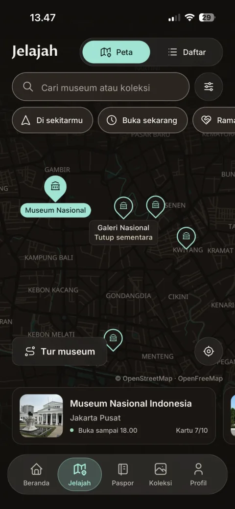 Jelajah, tampilan Peta: penanda museum di Jakarta Pusat. Museum Nasional dipilih, Galeri Nasional ditandai tutup sementara. Di bawah peta, kartu Museum Nasional Indonesia: buka sampai 18.00, kartu 7 dari 10. Tombol Tur museum di kiri bawah.