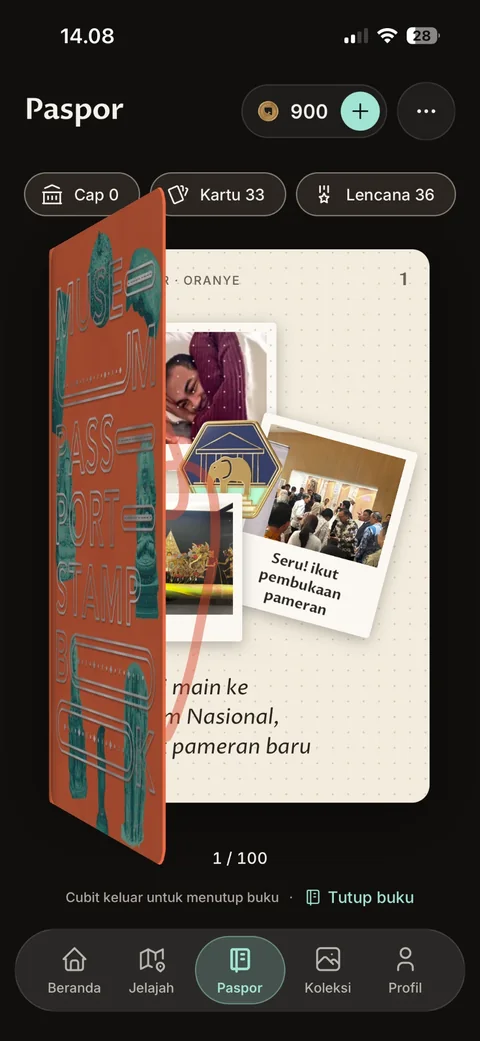 Paspor digital terbuka di halaman 1 dari 100. Halaman ini berisi foto kunjungan, stiker lencana, dan memo tulisan tangan tentang pembukaan pameran baru di Museum Nasional.